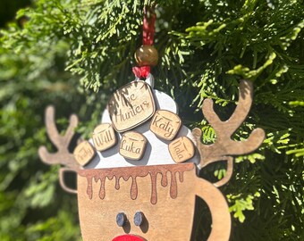 Mug renne en cacao avec décoration de Noël gravée en famille de guimauves avec perle et ruban 2025