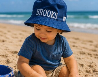 Chapeau de soleil pour tout-petits avec un prénom brodé entièrement personnalisable. Taille 6-24 mois