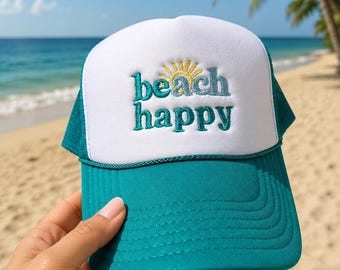Casquette de camionneur Beach Happy en résille brodée pour femme avec message personnalisé, conception embellie entièrement personnalisable