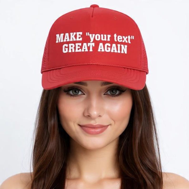 Puede incluir: Gorra de camionero roja con texto blanco "MAKE "your text" GREAT AGAIN". La gorra tiene una parte trasera de malla y una visera curva. El texto est&aacute; en negrita, fuente sans-serif.
