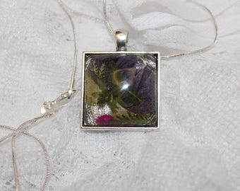 Veelkleurige ketting met bloemhanger