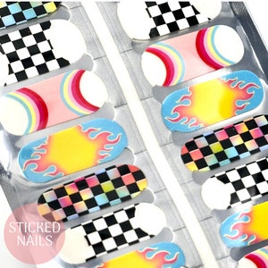 Puede incluir: Una hoja de envolturas de esmalte de uñas con una variedad de diseños, incluyendo a cuadros, arcoíris y llamas. Las envolturas están empaquetadas en una bolsa plateada con el texto "STICKED NAILS" impreso en la parte delantera.