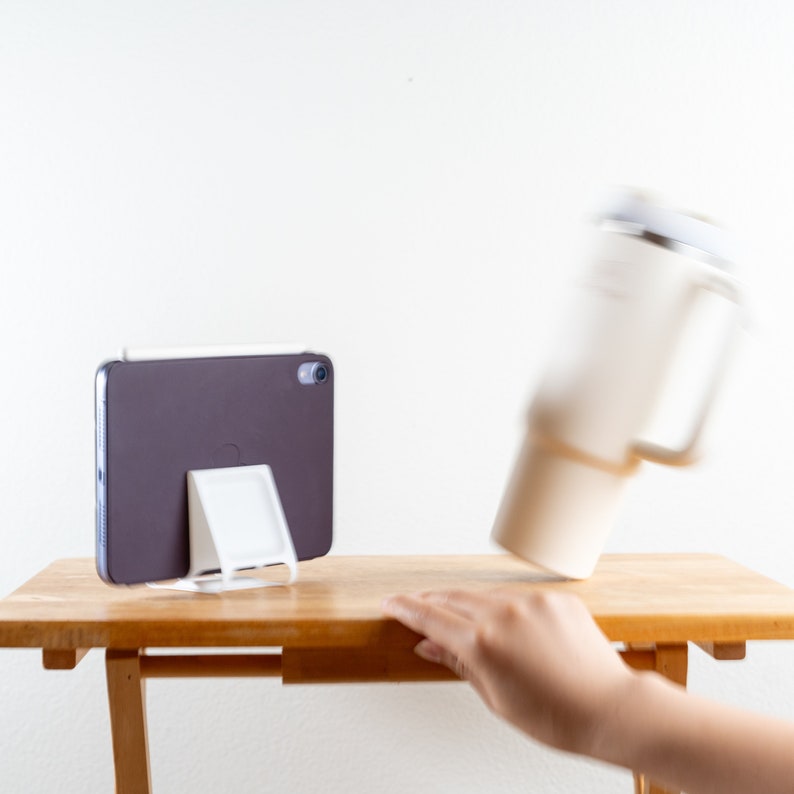 Jiggle Stand by MesoDesigns vertical laptop stand, laptop holder, minimalistic, MacBook dock, desk setup, 3D printed, gravity self-adjust image 7