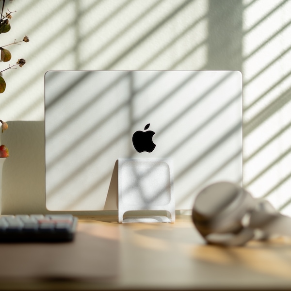 Jiggle Stand by MesoDesigns | vertical laptop stand, laptop holder, minimalistic, MacBook dock, desk setup, 3D printed, gravity self-adjust