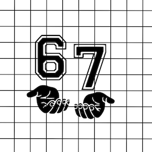 Könnte beinhalten: Schwarz-weiße Grafik mit der Nummer 67 in einer College-Schriftart über zwei stilisierten Händen, die eine Kette halten. Der Hintergrund ist ein Rastermuster.