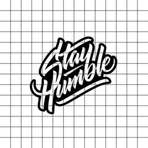 Puede incluir: Gráfico en blanco y negro con las palabras "Stay Humble" en una fuente de escritura estilizada. El texto está delineado en negro, con relleno blanco, sobre un fondo de cuadrícula.