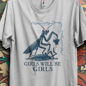 „Girls Will Be Girls“-T-Shirt, Grafik-T-Shirt mit Gottesanbeterin-Motiv, düster-feministisches Shirt mit rosa Schleife, Unisex-Streetwear, Statement-T-Shirt