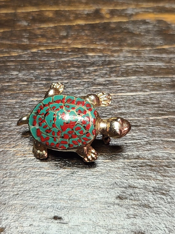 Small Enamel turtle pin