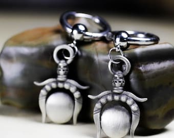 Handgemaakte gotische maansikkelschedeloorbellen - zilverkleurige Witchy-hangsieraden voor alternatieve mode
