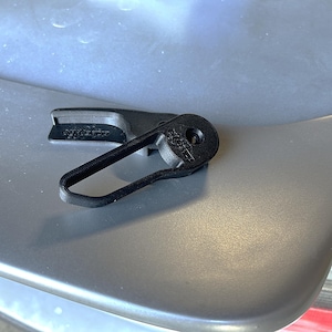 以下が含まれることがあります： 黒いプラスチック製の車のトランクリリースハンドル2つ。ハンドルは車のトランクのラッチで使用するために設計されています。
