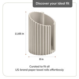Peut inclure: Un porte-essuie-tout beige avec un ext&eacute;rieur nervur&eacute; vertical et une tige centrale. Le support mesure 29,59 cm de hauteur et 20,32 cm de largeur. Le texte sur l'image indique : Discover your ideal fit. Curated to fit all US-brand paper towel rolls effortlessly.