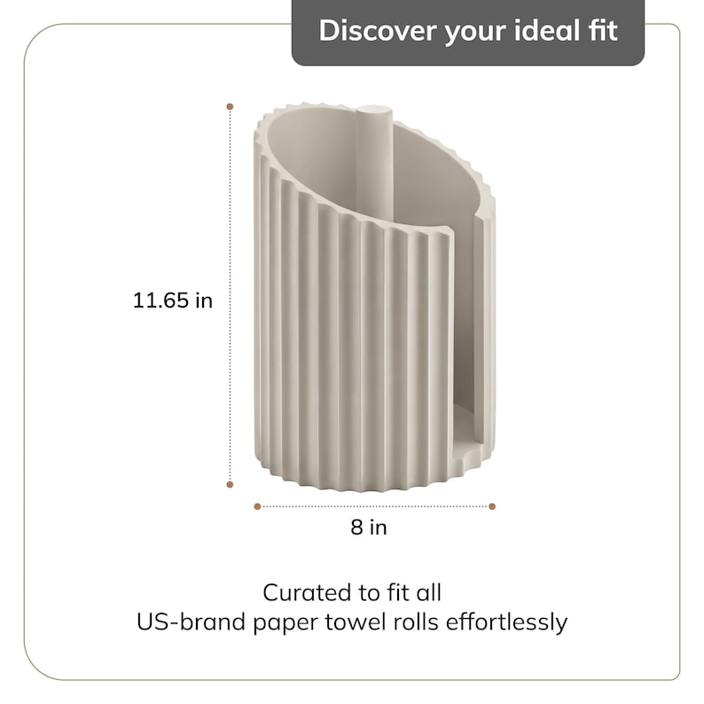 Peut inclure: Un porte-essuie-tout beige avec un ext&eacute;rieur nervur&eacute; vertical et une tige centrale. Le support mesure 29,59 cm de hauteur et 20,32 cm de largeur. Le texte sur l'image indique : Discover your ideal fit. Curated to fit all US-brand paper towel rolls effortlessly.
