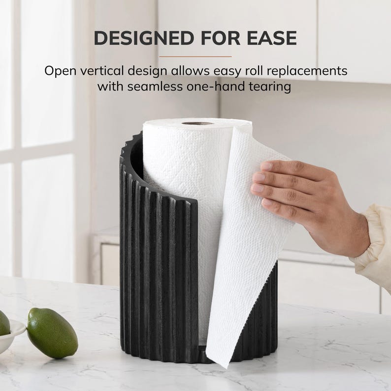 Peut inclure: Un porte-essuie-tout vertical noir &agrave; texture nervur&eacute;e contenant un rouleau de papier blanc. Le texte indique : DESIGNED FOR EASE. Open vertical design allows easy roll replacements with seamless one-hand tearing.