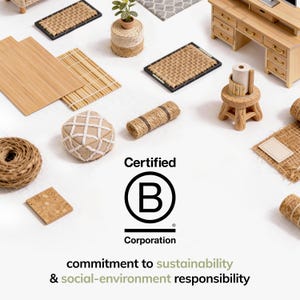 Peut inclure: Une collection d'objets miniatures en fibres naturelles comprenant des tapis tiss&eacute;s, un petit bureau en bois, une bobine de ficelle, un carr&eacute; de li&egrave;ge et un cube, centr&eacute;s autour du logo Certified B Corporation avec le texte commitment to sustainability & social-environment responsibility.