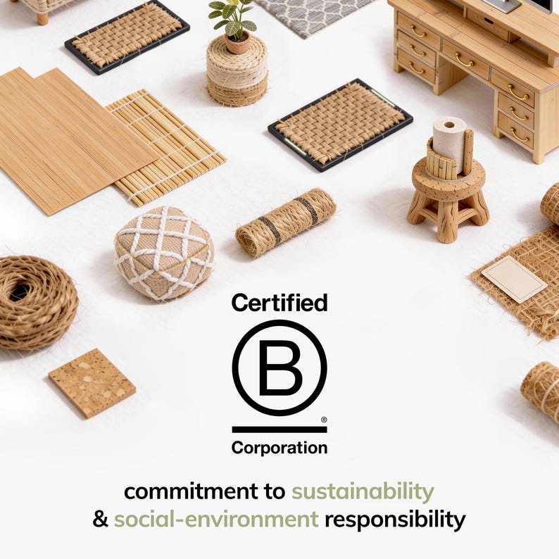 Peut inclure: Une collection d'objets miniatures en fibres naturelles comprenant des tapis tiss&eacute;s, un petit bureau en bois, une bobine de ficelle, un carr&eacute; de li&egrave;ge et un cube, centr&eacute;s autour du logo Certified B Corporation avec le texte commitment to sustainability & social-environment responsibility.