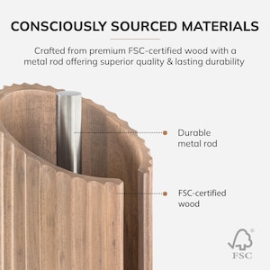 Peut inclure: Un support cylindrique en bois avec une texture cannel&eacute;e verticale et une tige m&eacute;tallique argent&eacute;e centrale. Le texte indique : CONSCIOUSLY SOURCED MATERIALS, Crafted from premium FSC-certified wood, Durable metal rod, FSC-certified wood.