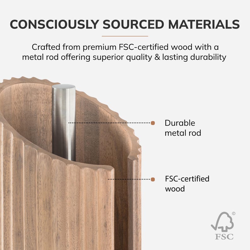 Peut inclure: Un support cylindrique en bois avec une texture cannel&eacute;e verticale et une tige m&eacute;tallique argent&eacute;e centrale. Le texte indique : CONSCIOUSLY SOURCED MATERIALS, Crafted from premium FSC-certified wood, Durable metal rod, FSC-certified wood.