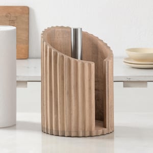 Peut inclure: Un porte-essuie-tout cylindrique en bois brun clair avec une texture cannel&eacute;e verticale. Le support comporte une tige centrale verticale en acier inoxydable et une ouverture incurv&eacute;e sur un c&ocirc;t&eacute; pour permettre de distribuer le papier.