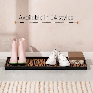 Peut inclure: Un plateau à chaussures rectangulaire noir avec un insert texturé à motif géométrique marron et noir. Le plateau contient une paire de bottes rose clair, une paire de baskets blanches à rayures bleues et rouges et une petite boîte marron. Texte : Available in 14 styles.