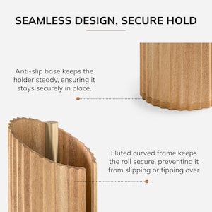 Peut inclure: Un porte-essuie-tout en bois cannel&eacute; avec une tige centrale dor&eacute;e. Le texte indique : SEAMLESS DESIGN, SECURE HOLD. Une base antid&eacute;rapante maintient le support stable. Le cadre incurv&eacute; et cannel&eacute; maintient le rouleau en place.