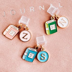 Personlig Kindle-berlock, bok- och initialberlock, anpassade bokgåvor, bokälskarepresent, Kindle-dekor, telefonberlock, USB-C