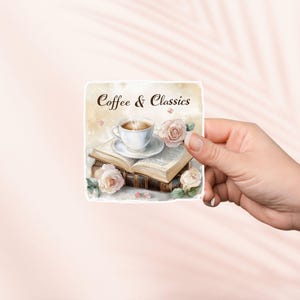 Sticker koffie en klassiekers boeken, Kindle-sticker, schattige vinylsticker, leesgrage merchandise, cadeau boekenliefhebber, e-reader tabletsticker, leesliefhebber