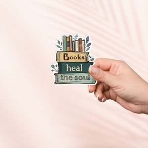 Bücher heilen die Seele Aufkleber, niedlicher Bücherwurm Vinyl Aufkleber, Bookish Merch, Buch Liebhaber Geschenk, e-Reader Kindle Aufkleber, Leseratte, Smut Reader