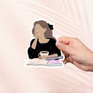 Körperlich hier, geistig träumender Aufkleber, süßer Buchaufkleber, Kindle-Aufkleber, Geschenk für Buchliebhaber, Geschenk für E-Reader, Aufkleber für emotionale Unterstützung