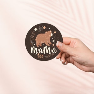 Adesivo Mama Bear, simpatico adesivo libresco, adesivi Kindle, regalo per la festa della mamma, merchandising libresco, regalo per gli amanti dei libri, regalo e-reader, supporto emotivo