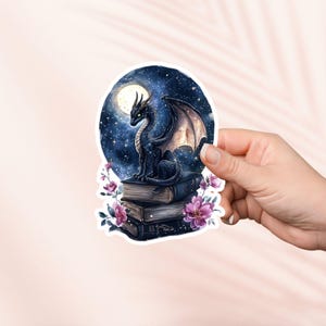 ギャラクシーブックドラゴンステッカー、かわいいビニールステッカー、ファンタジーブックグッズ、読書好きへのギフト、電子書籍リーダーKindleステッカー、読書好き、Booktok
