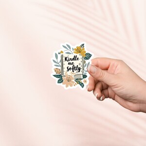Kindle me softly Aufkleber, süsser Bücherwurm Vinyl Sticker, Bücherwurm, Bücherwurm, Kindle Lektüre, e-reader Kindle Aufkleber, Leseliebhaber