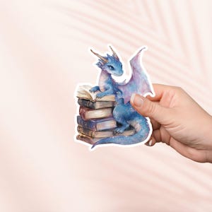 Blauwe babydraak boeksticker, schattige vinylsticker, fantasy leesgrage merchandise, boekenliefhebber cadeau, e-reader Kindle stickers, leesliefhebber, Booktok