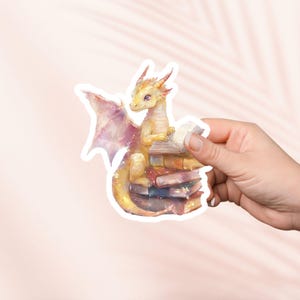 Pegatina de libro de dragón bebé dorado, pegatina de vinilo adorable, artículos de fantasía para amantes de los libros, pegatinas para Kindle, amantes de la lectura, Booktok