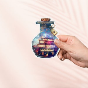Witchy Lies nur Aufkleber, Netter Bücherwurm Vinyl Aufkleber, Bücherwurm Merch, Geschenk für Buchliebhaber, e-Reader Kindle Aufkleber, Leseliebhaber,Trank Flasche