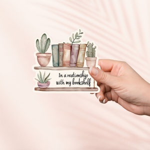 En una relación con mi pegatina de estantería, linda pegatina de vinilo bookish, merchandising bookish, regalo para amantes de los libros, pegatinas Kindle para lectores electrónicos, lector Smut