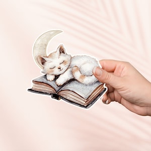 Weiße Katze schläft auf Buch Aufkleber, Bookish Merch, Geschenk für Buchliebhaber, e-reader Kindle Aufkleber, Leseliebhaber, Booktok, Cottagecore Aufkleber
