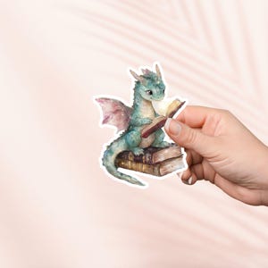 Groene babydraak boeksticker, schattige vinylsticker, fantasy leesgrage merchandise, boekenliefhebber cadeau, e-reader Kindle stickers, leesliefhebber, Booktok