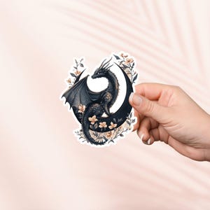 Schwarzer Drache Blumen Mond Aufkleber, niedlicher Vinyl Aufkleber, Fantasy Bookish Merch, Geschenk für Buchliebhaber, e-reader Kindle Aufkleber, Booktok