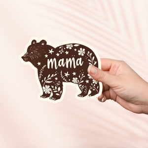 Adesivo Mama Bear, simpatico adesivo libresco, adesivi Kindle, regalo per la festa della mamma, merchandising libresco, regalo per gli amanti dei libri, regalo e-reader, supporto emotivo
