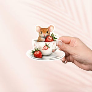 Sticker Petite souris dans une tasse aux fraises, Sticker vinyle Cottagecore mignon, Sticker Kindle, Merch livresque, Cadeau pour amateur de lecture de livres, Sticker pour ordinateur portable