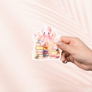 Sticker Pieuvre rose sur une pile de livres, Sticker mignon, Stickers Kindle, produit livresque, cadeau pour amoureux des livres, cadeau liseuse, amateur de lecture, décoration d'ordinateur portable
