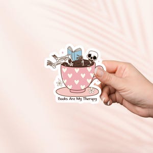 Pegatina Los libros son mi terapia, esqueleto de lectura, taza de café, artículos de libros, regalo para amantes de los libros, pegatinas para lectores electrónicos Kindle, amantes de la lectura, Booktok