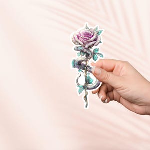 Pegatina de rosa y serpiente, bonita pegatina de estilo cottagecore, merchandising literario, regalo para amantes de los libros, pegatinas para lectores electrónicos Kindle, regalo para amantes de la lectura, regalo para lectores de fantasía