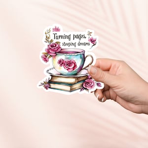 Turning Pages Steeping Dreams Aufkleber, süßer Bücherwurm Aufkleber, Bookish Merch, Buch-Liebhaber-Geschenk, e-reader Kindle Aufkleber, Leseliebhaber, Smut Reader