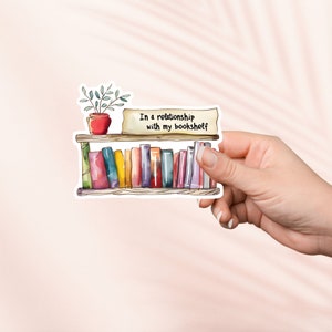 En una relación con mi pegatina de estantería, linda pegatina de vinilo bookish, merchandising bookish, regalo para amantes de los libros, pegatinas Kindle para lectores electrónicos, lector Smut