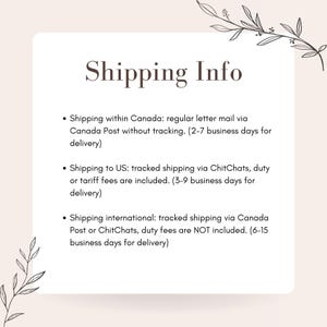 Op de afbeelding: Een cr&egrave;mekleurige kaart met de tekst "Shipping Info" in een decoratief lettertype. De kaart bevat verzendgegevens voor Canada, de VS en internationale bestemmingen, inclusief levertijden en trackinginformatie.