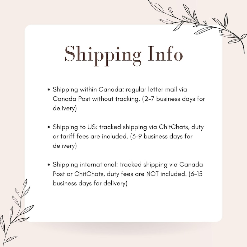 Op de afbeelding: Een cr&egrave;mekleurige kaart met de tekst "Shipping Info" in een decoratief lettertype. De kaart bevat verzendgegevens voor Canada, de VS en internationale bestemmingen, inclusief levertijden en trackinginformatie.