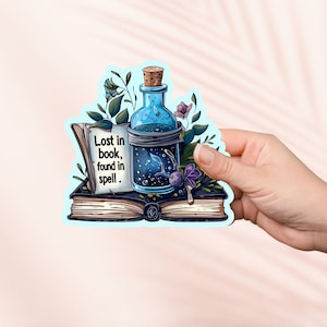 Verloren im Buch gefunden in Zauber Aufkleber, Vinyl Aufkleber, Bücherwurm Merch, Geschenk für Buchliebhaber, e-reader Kindle Aufkleber, Leseliebhaber