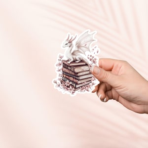 Weißer Baby Drache Buch Aufkleber, Vinyl Aufkleber, Fantasy Bookish Merch, Buch-Liebhaber Geschenk, e-reader Kindle Aufkleber, Leseliebhaber, Booktok