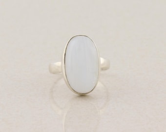Anillo de plata de ley con piedra lunar arcoíris, talla 7. Anillo de gema natural iridiscente.